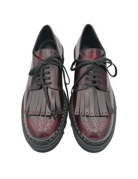 Zapato estilo British con flecos en burdeos