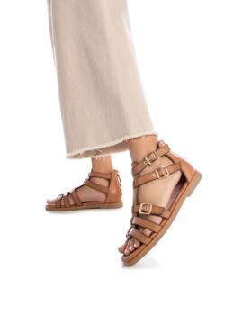 Sandalia Carmela camel estilo romano mujer